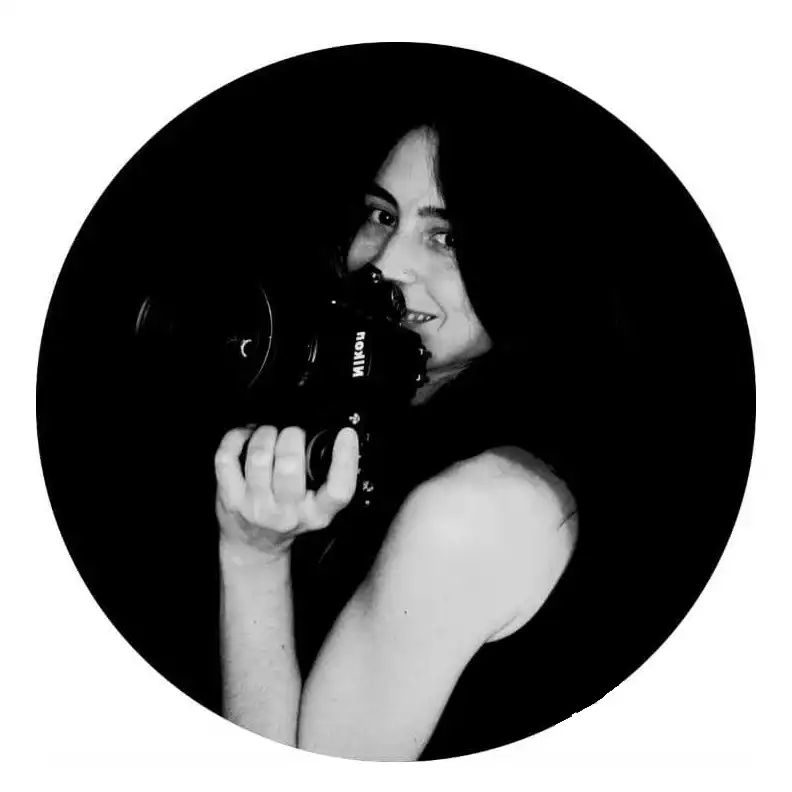 Carolina Muzzalupo, fotógrafa profesional en su estudio de Wilde