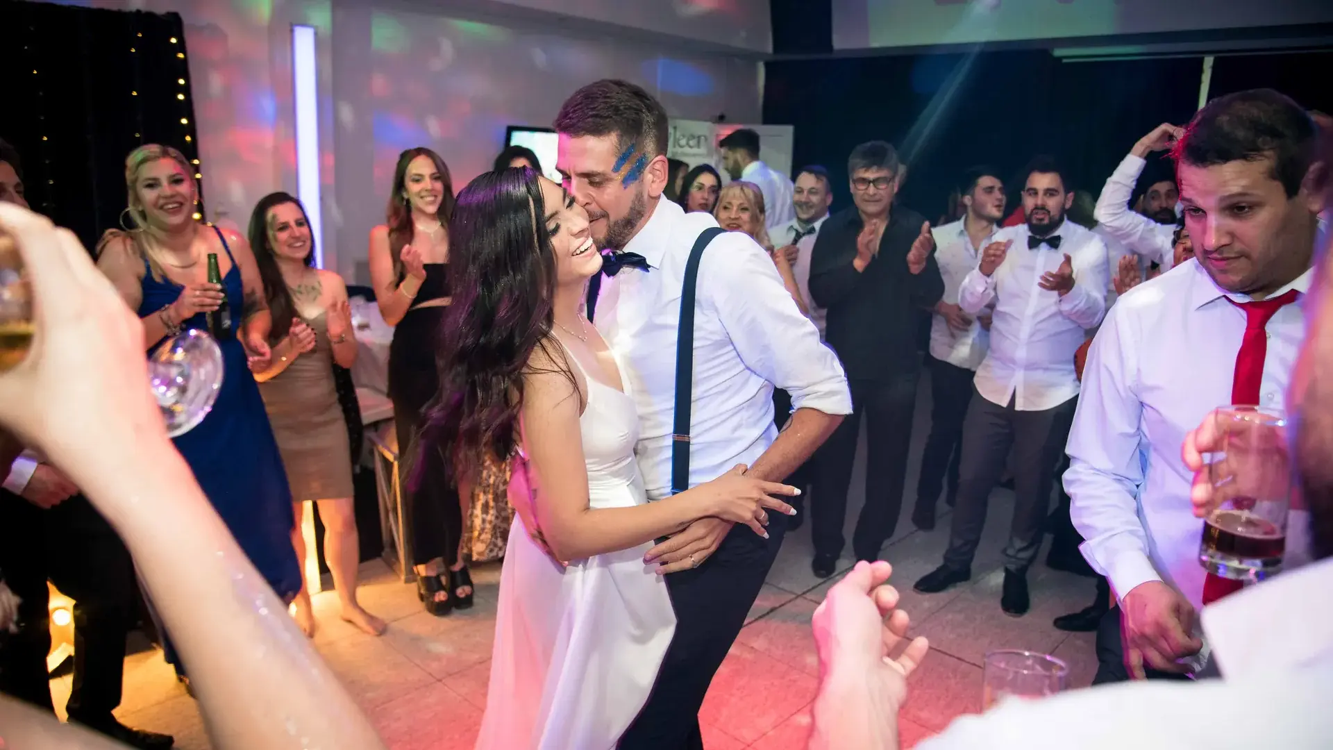 Novios bailando rodeados de invitados en la fiesta de casamiento