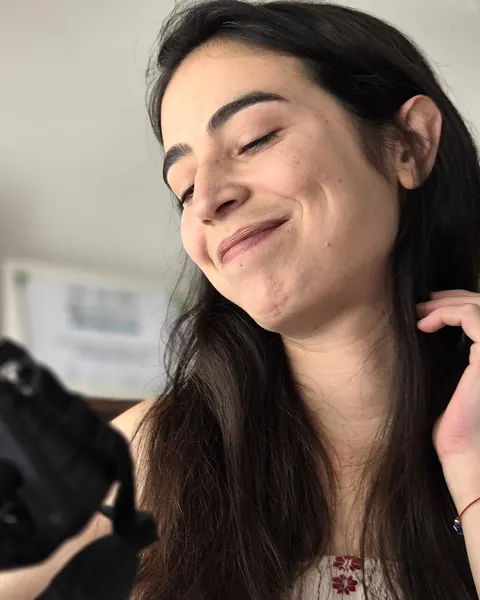 Carolina preparando la cámara antes de una sesión