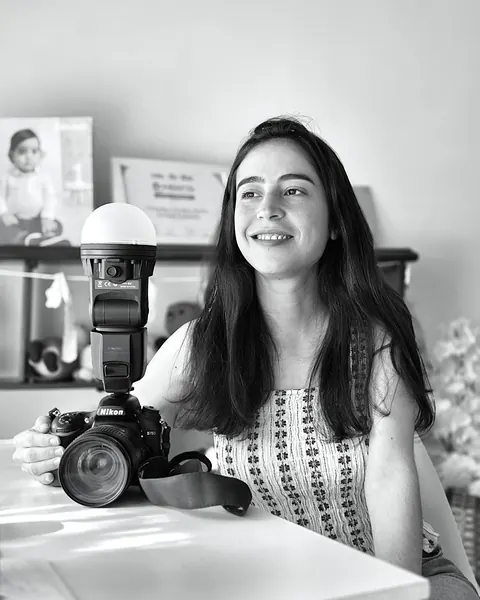 Retrato en blanco y negro de Carolina con su equipo de fotografía