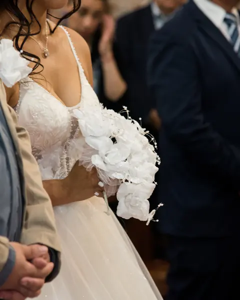 Boda en iglesia, entrada, ceremonia & sesión novios: foto 5 de 16