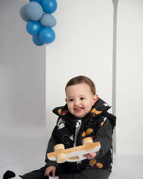 Primer año en estudio, abrazos de mamá y papá en su gran día: foto 1 de 5