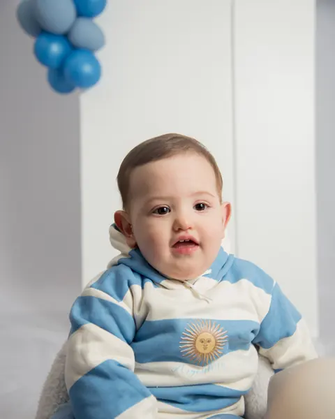 Primer año en estudio, abrazos de mamá y papá en su gran día: foto 2 de 5