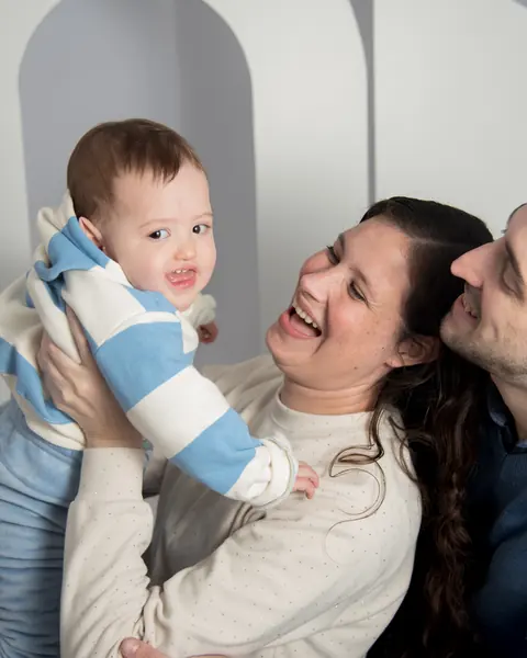 Primer año en estudio, abrazos de mamá y papá en su gran día: foto 3 de 5
