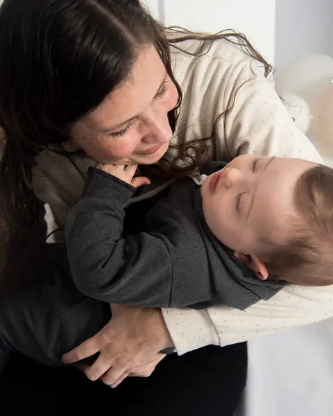 Primer año en estudio, abrazos de mamá y papá en su gran día: foto 4 de 5
