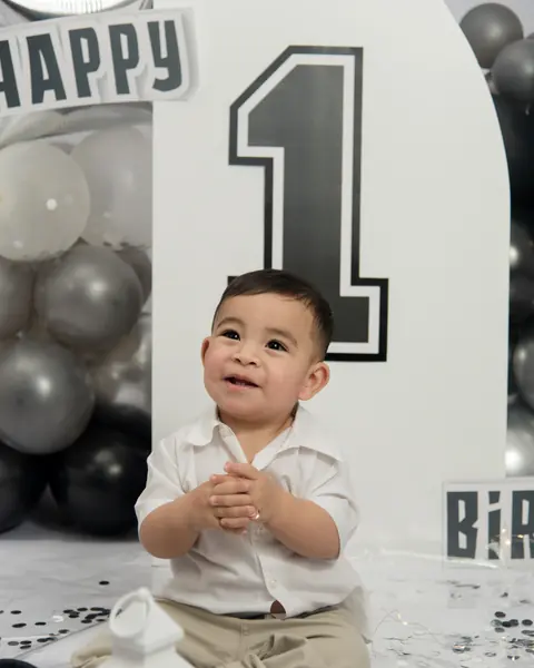 Primer año en estudio, risas, autito y festejo en familia: foto 1 de 10
