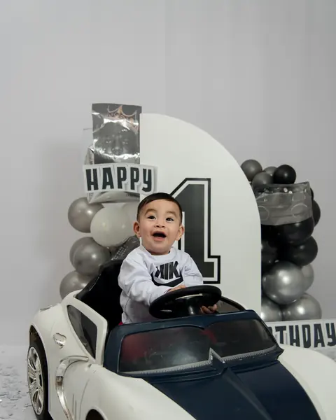 Primer año en estudio, risas, autito y festejo en familia: foto 4 de 10