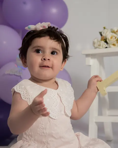Primer año en estudio, miradas curiosas entre globos lila: foto 2 de 5