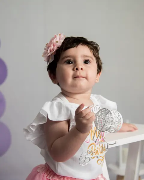 Primer año en estudio, miradas curiosas entre globos lila: foto 3 de 5