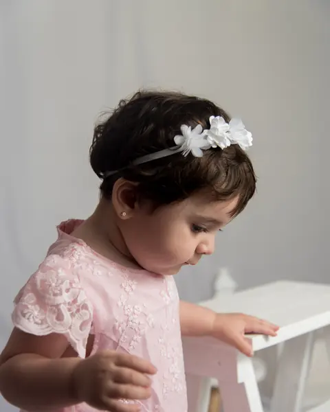 Primer año en estudio, miradas curiosas entre globos lila: foto 4 de 5