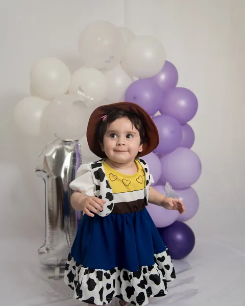 Primer año en estudio, miradas curiosas entre globos lila: foto 5 de 5