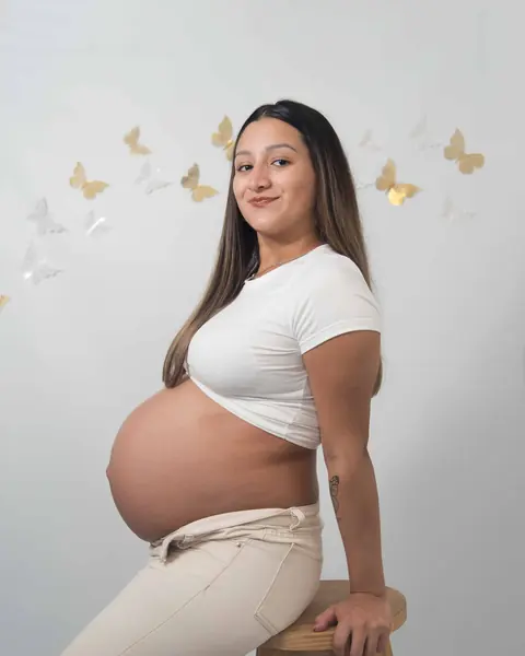Maternidad en estudio, esperando con todo el amor: foto 1 de 8