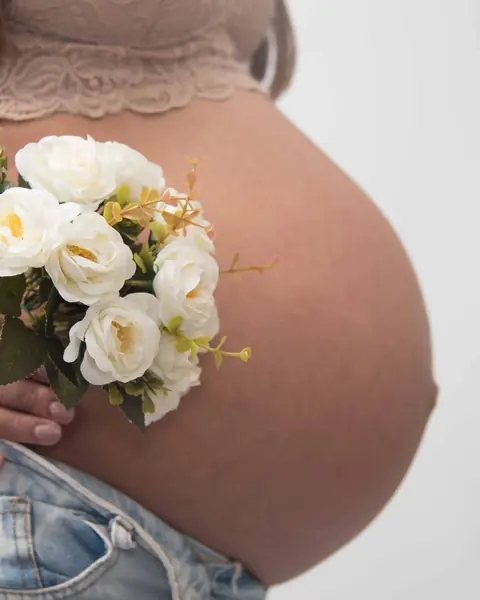 Maternidad en estudio, esperando con todo el amor: foto 2 de 8