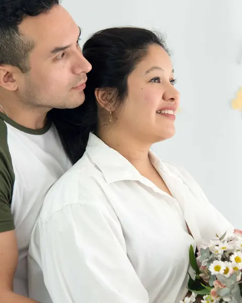 Maternidad en estudio, esperando con todo el amor: foto 3 de 8