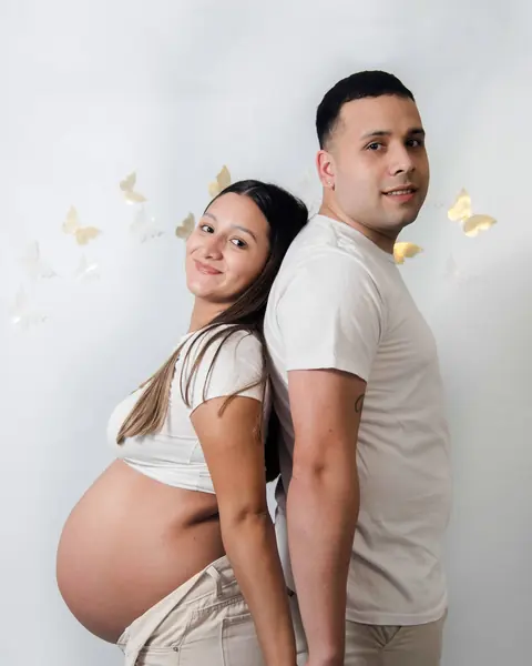 Maternidad en estudio, esperando con todo el amor: foto 4 de 8