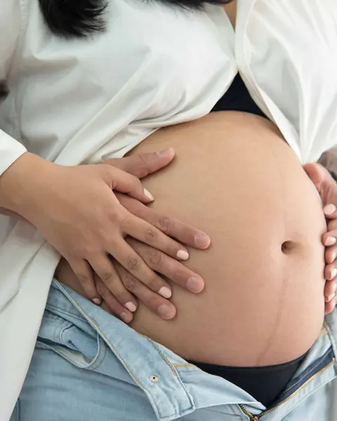 Maternidad en estudio, esperando con todo el amor: foto 5 de 8