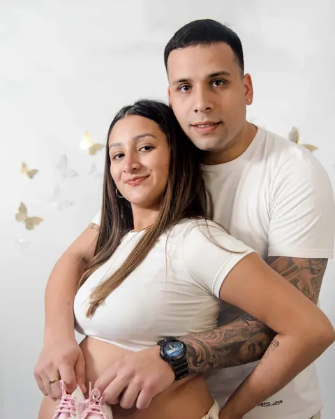 Maternidad en estudio, esperando con todo el amor: foto 6 de 8