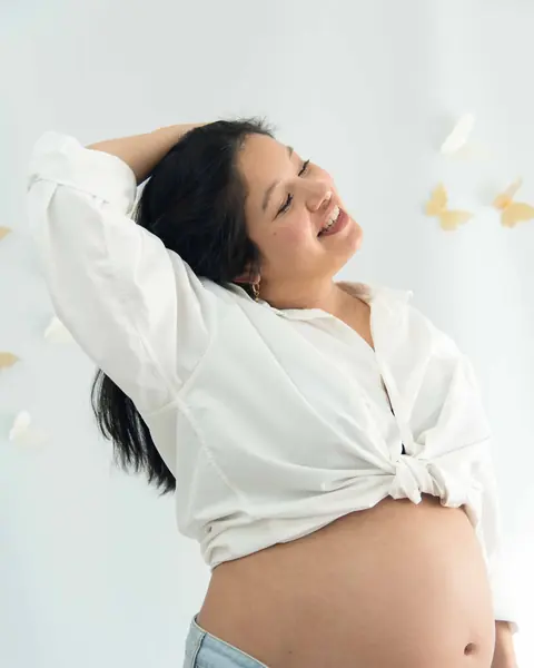 Maternidad en estudio, esperando con todo el amor: foto 7 de 8