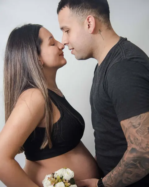 Maternidad en estudio, esperando con todo el amor: foto 8 de 8
