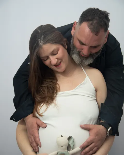 Maternidad en estudio: foto 9 de 11