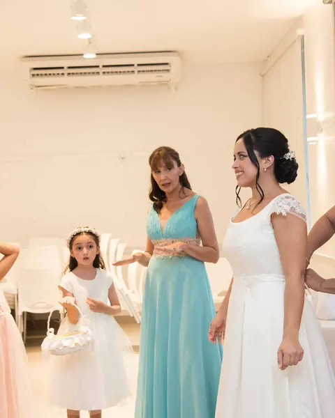 Preparativos de la novia, peinado & maquillaje: foto 15 de 30