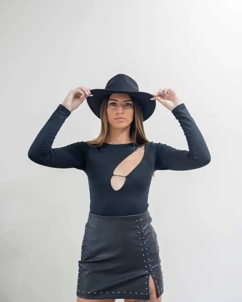 Moda en estudio, cada prenda, contada con luz: foto 1 de 8