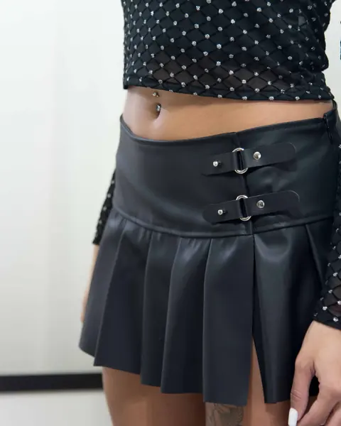 Moda en estudio, cada prenda, contada con luz: foto 4 de 8