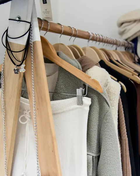 Moda en estudio, cada prenda, contada con luz: foto 5 de 8